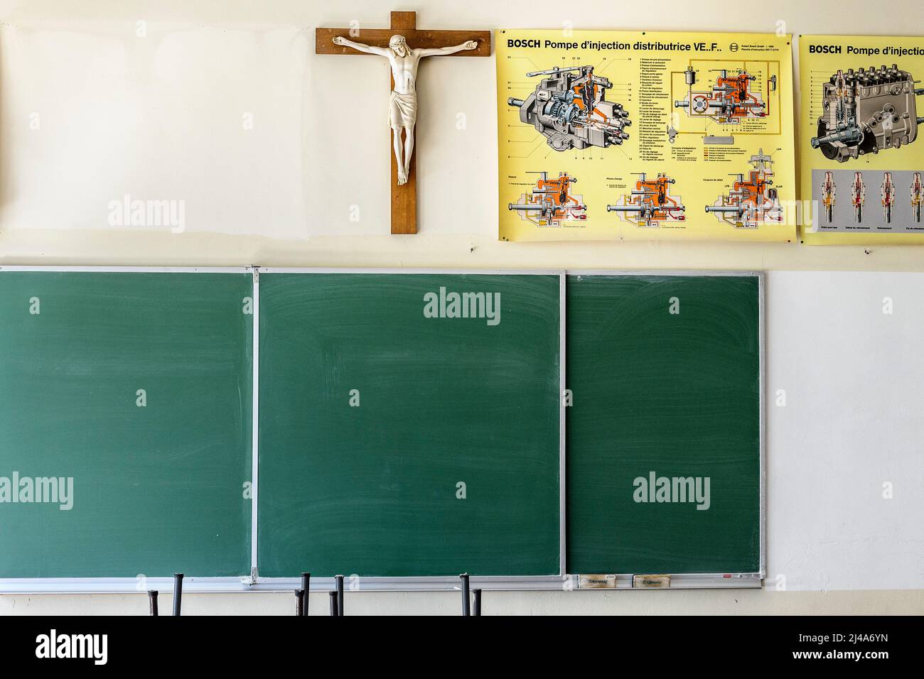 Insegnamento cattolico - croce cristiana appesa al muro di una classe | enseignement catholique - le christ en croix pendu au mur d'une classe Foto Stock