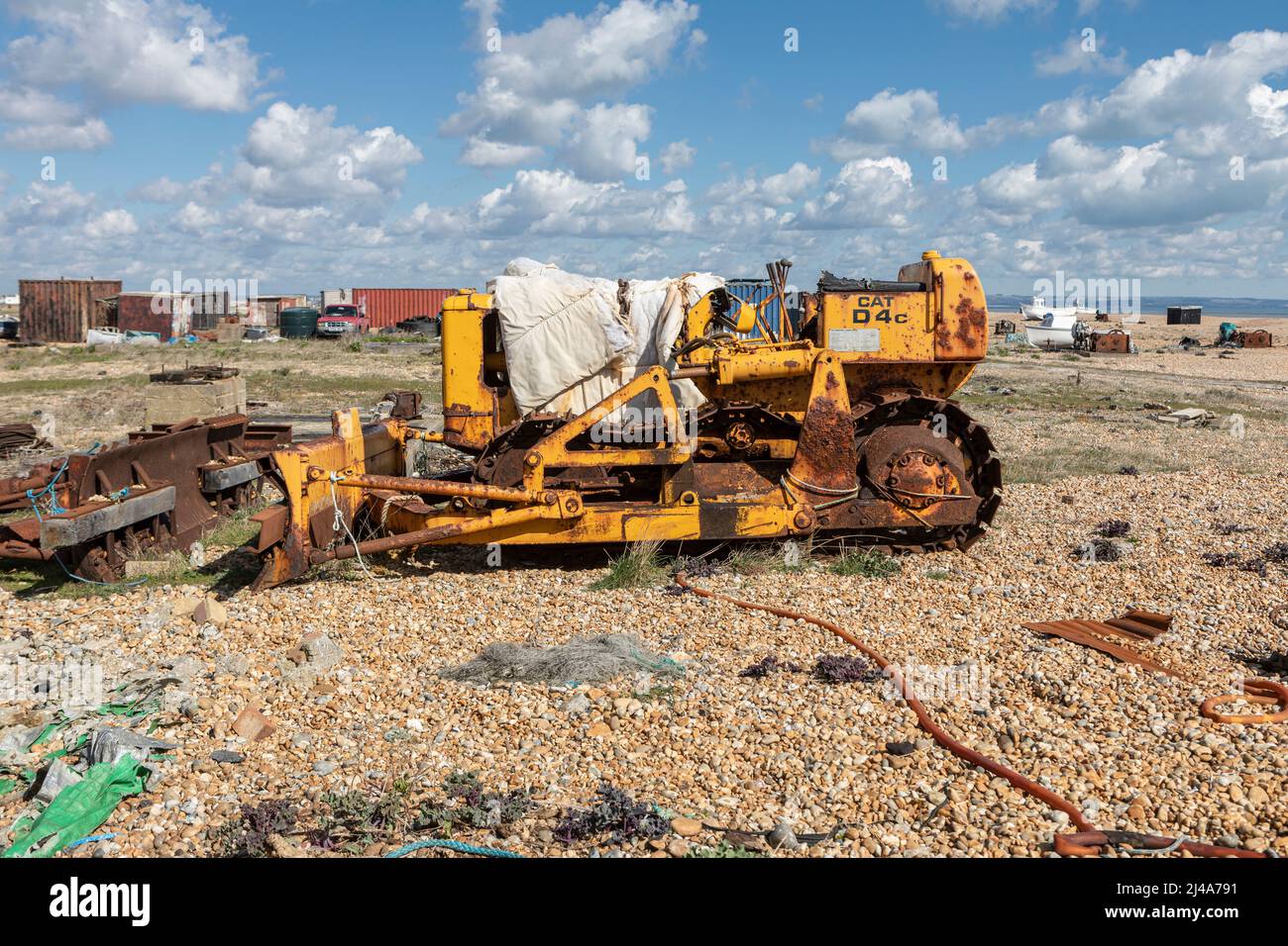 Un vecchio bruco arrugginito D 4c bulldozer su una spiaggia di ghiaia Foto Stock