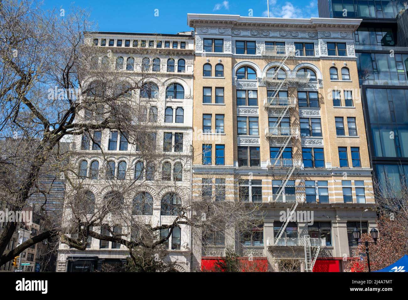 Un mix di edifici moderni e classici in Union Square New York City Foto Stock Un mix di edifici moderni e classici in Union Square New York City Foto Stock