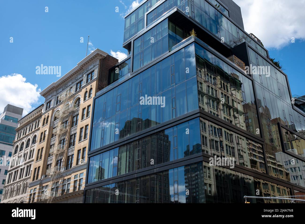 Un mix di edifici moderni e classici in Union Square New York City Foto Stock Un mix di edifici moderni e classici in Union Square New York City Foto Stock