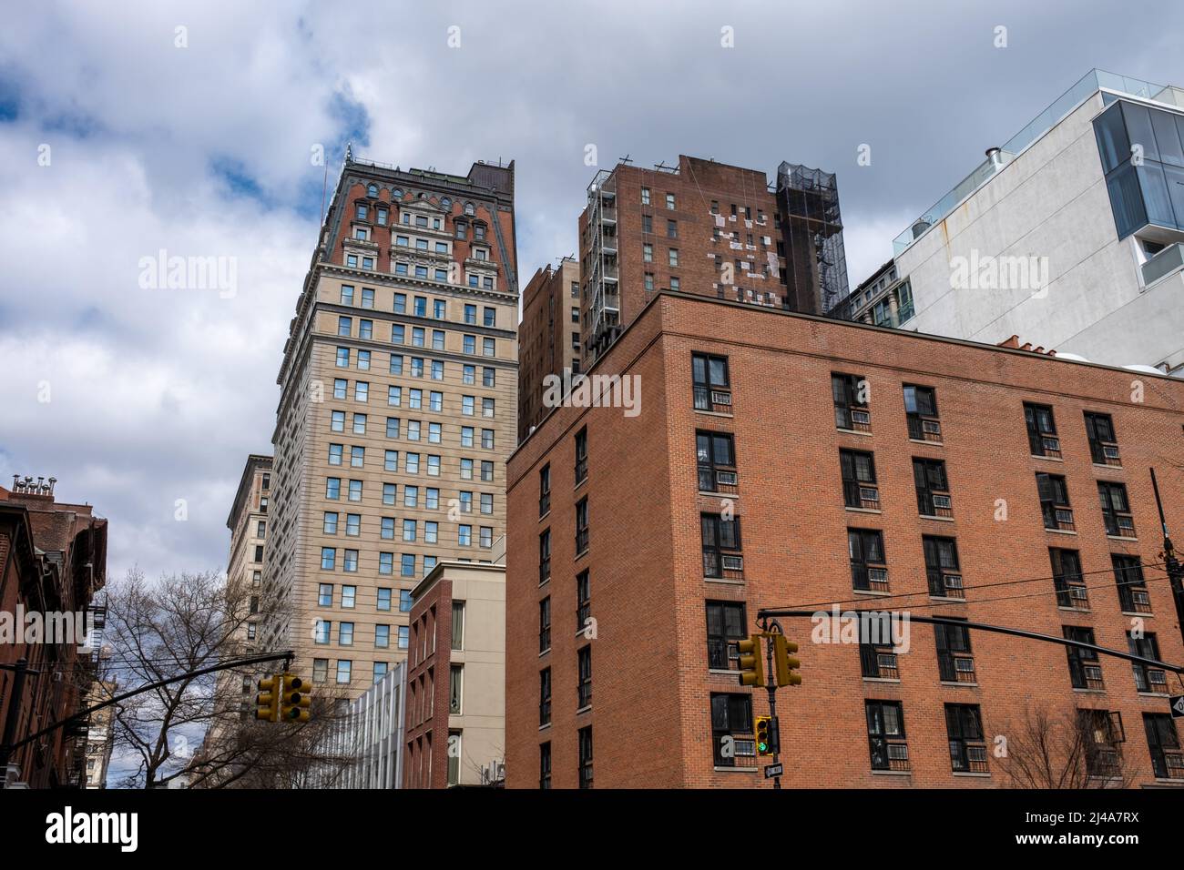 Edifici classici in mattoni e pietra a East Village, New York City Foto Stock Edifici classici in mattoni e pietra a East Village, New York City Foto Stock