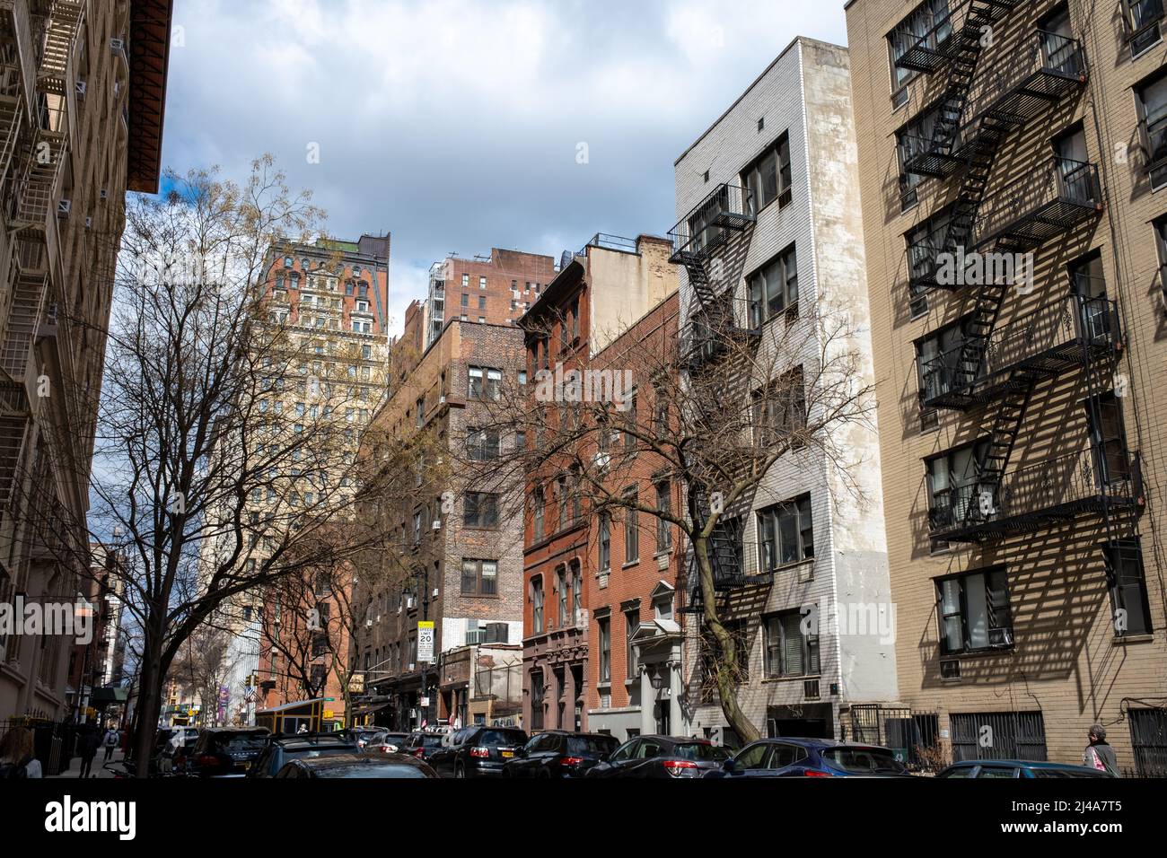Strada classica e facciate a East Village New York City all'inizio della primavera Foto Stock Strada classica e facciate a East Village New York City all'inizio della primavera Foto Stock