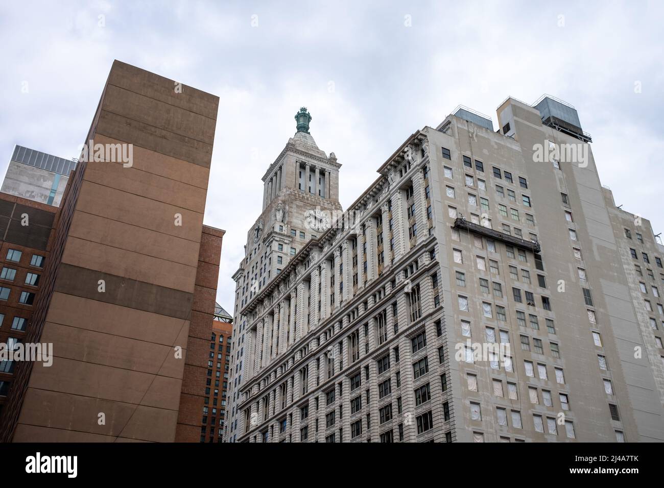 Edificio classico in pietra con torre dell'orologio in East Village, New York City Foto Stock Edificio classico in pietra con torre dell'orologio in East Village, New York City Foto Stock