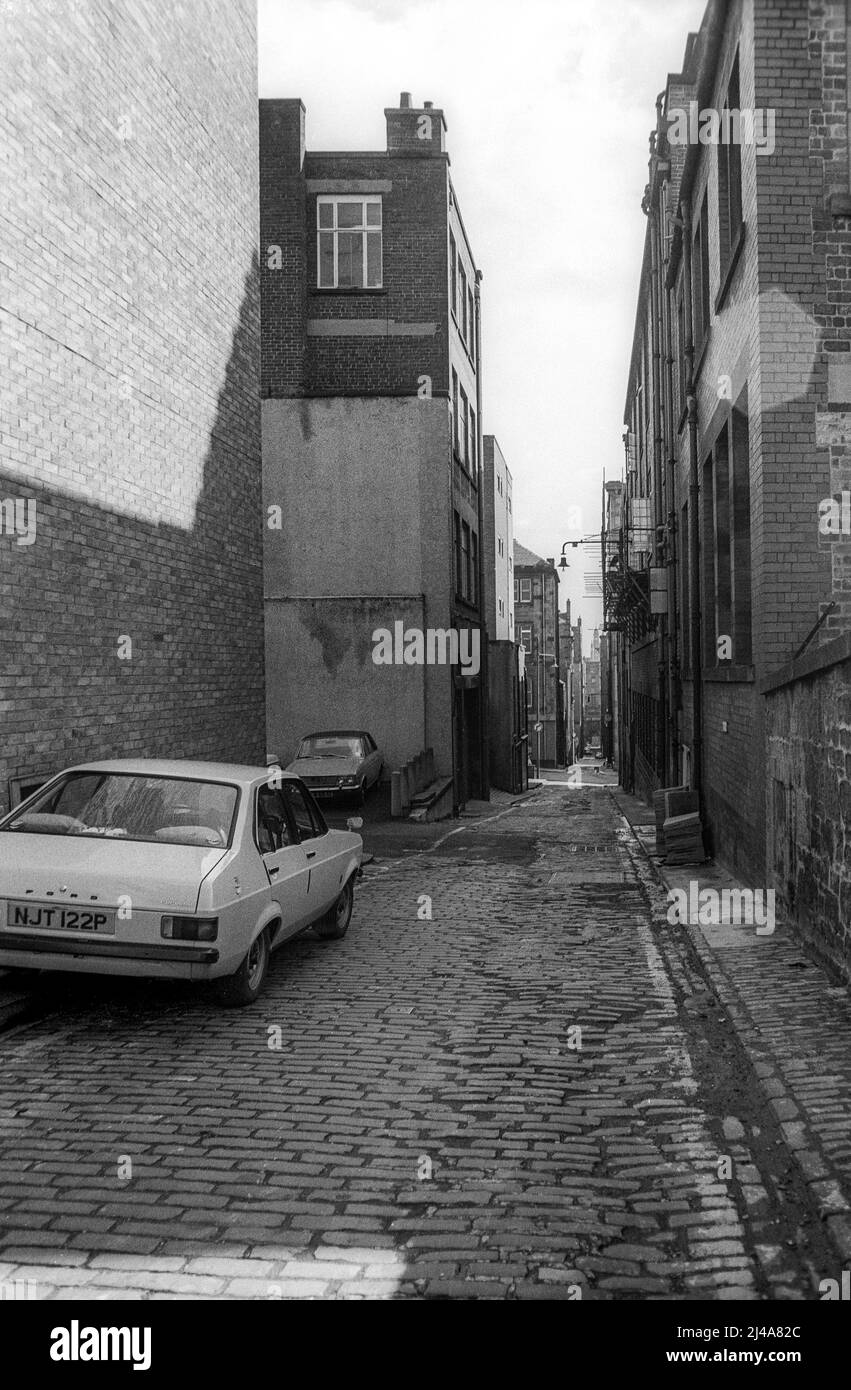 Foto d'archivio di una strada stretta e acciottolata a Glasgow anni '70. L'immagine è la scansione del negativo originale b&n presa nell'aprile 1977. Foto Stock