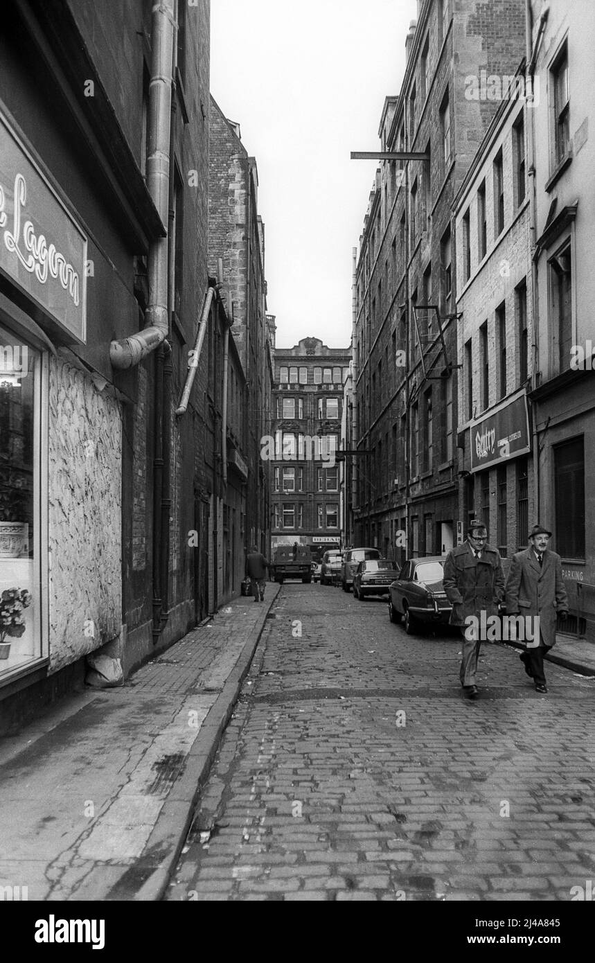 Foto d'archivio di una strada stretta e acciottolata a Glasgow anni '70. L'immagine è la scansione del negativo originale b&n presa nell'aprile 1977. Foto Stock