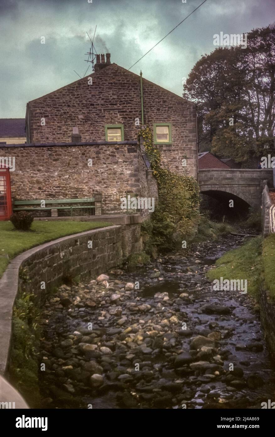 1975 immagine di archivio di Waddington Brook, che attraversa il piccolo villaggio Lancashire di Waddington. Foto Stock