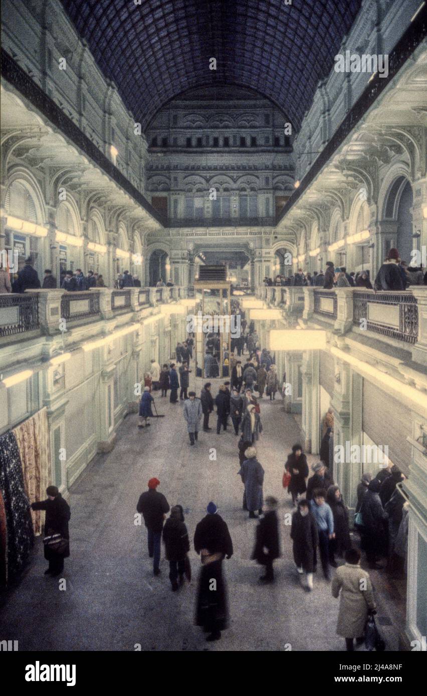 Archivio 1990 Fotografia dell'interno del grande magazzino DI GOMMA, Mosca. Foto Stock