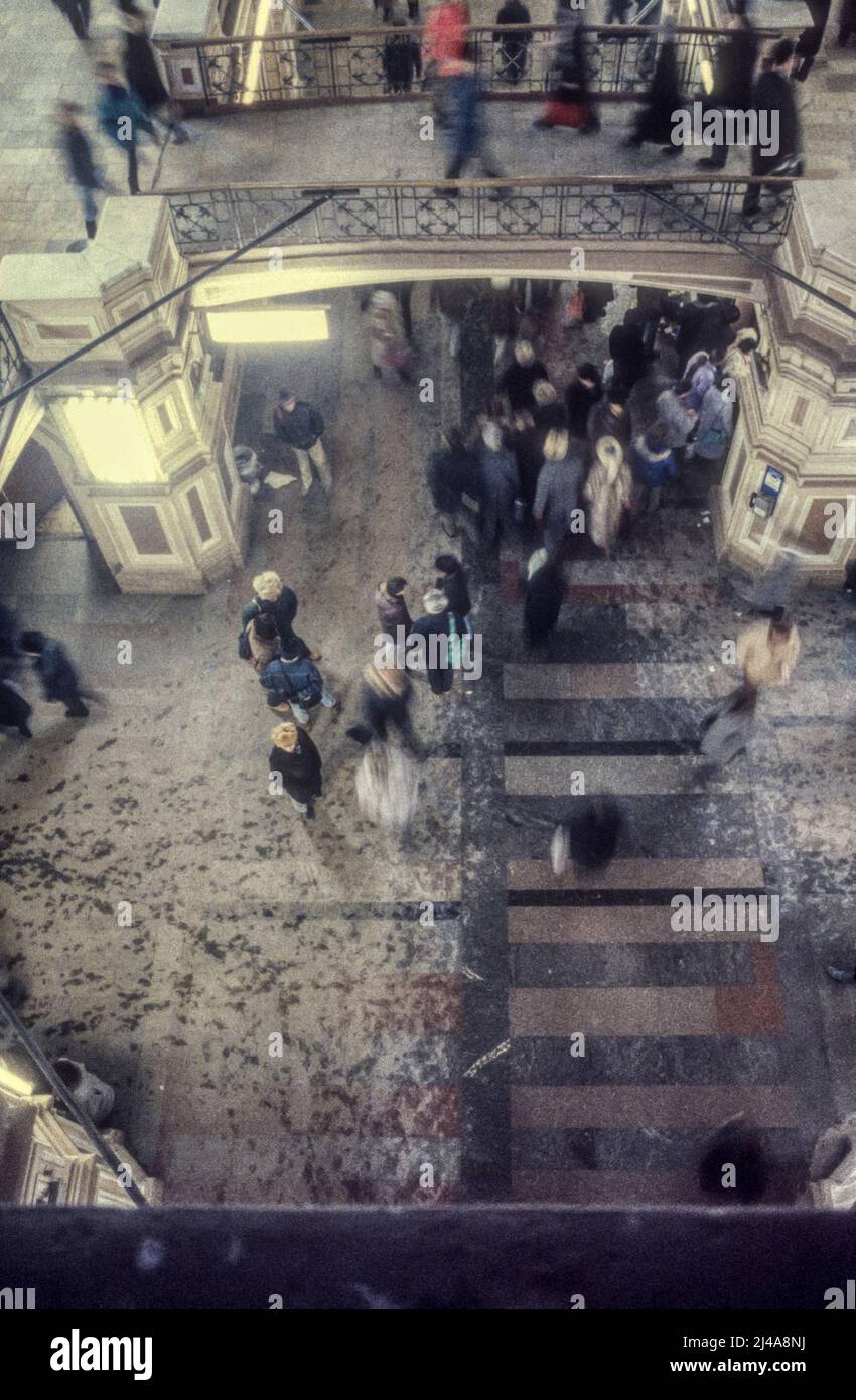 Archivio 1990 Fotografia dell'interno del grande magazzino DI GOMMA, Mosca. Foto Stock