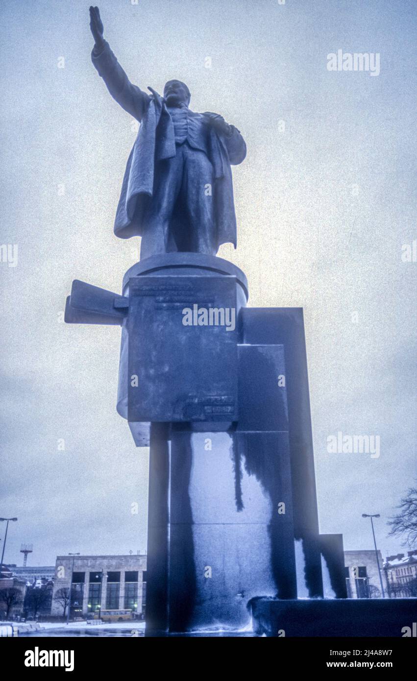 Foto d'archivio degli anni '90 della statua di Lenin presso la stazione di Finlandia, Leningrado in stile costruttivista di Sergei A. Evseev. Foto Stock