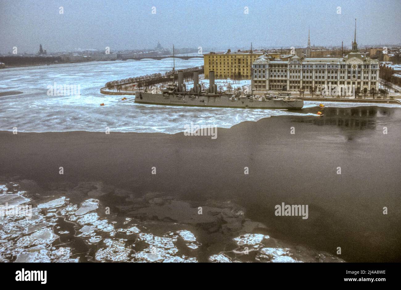 Archivio 1990 Fotografia dell'Aurora Cruiser vista attraverso il fiume ghiacciato Bolshaya Nevka e il fiume Neva a Leningrado, ora San Pietroburgo, Russia. Foto Stock