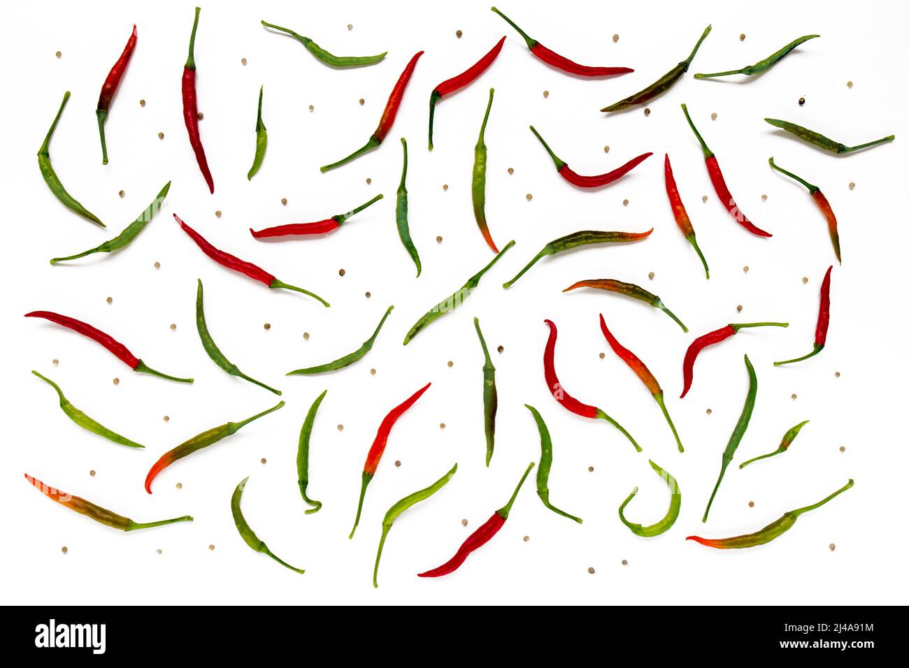 Fondo vegetale e consistenza: Peperoncino fresco verde e rosso con grani di pepe Foto Stock