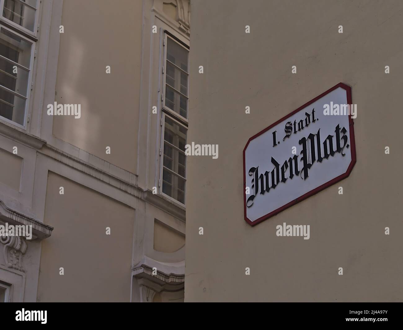 Vista ravvicinata del cartello stradale sulla facciata di un vecchio edificio nel centro storico di Vienna, Austria. Testo sul cartello: Piazza Ebraica. Foto Stock
