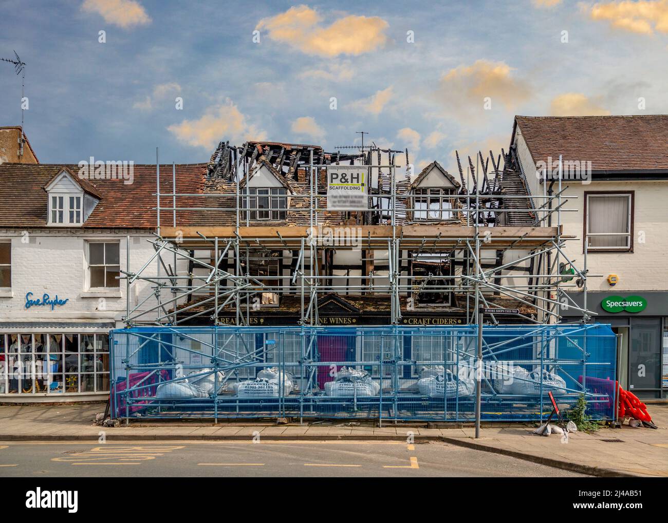 Three Tuns Pub ad Alcester, Warwickshire, distrutto da un incendio. Foto Stock