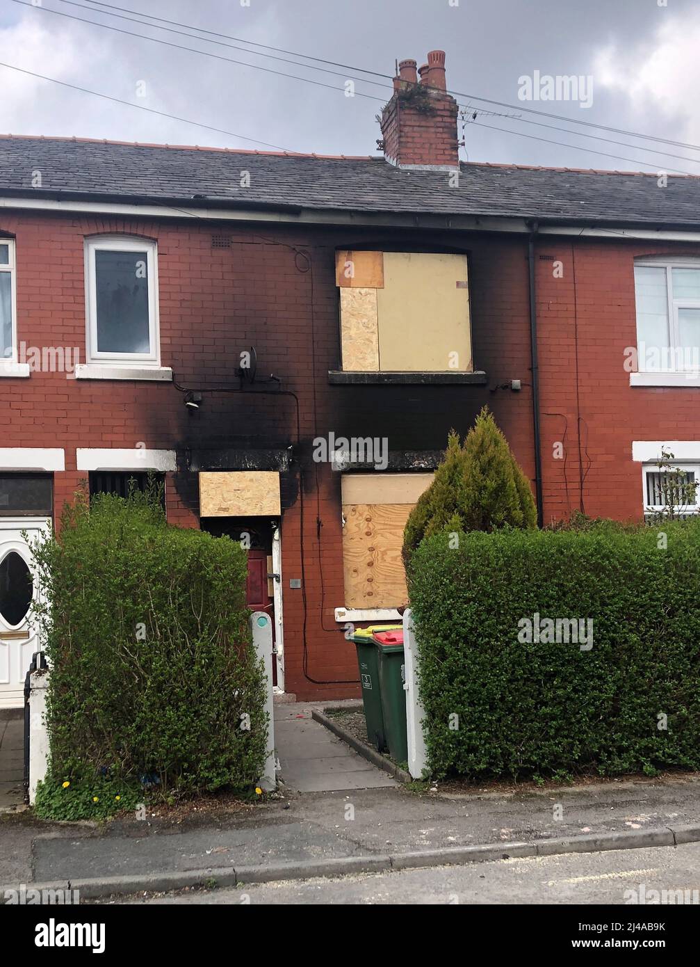 NUMERO DI CASA PIXELATED DA PA PICTURE DESK la scena di un fuoco di casa a Preston in cui due bambini sono morti. La polizia del Lancashire ha detto che la ragazza di tre anni e il ragazzo di cinque anni sono morti in ospedale martedì dopo che loro e la loro madre sono stati salvati dal blaze il venerdì sera. Data foto: Mercoledì 13 aprile 2022. Foto Stock