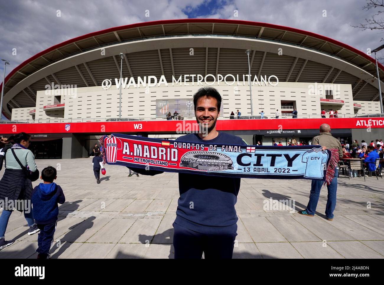 Un fan tiene in mano una sciarpa commemorativa davanti alla finale del quarto della UEFA Champions League, seconda tappa al Wanda Metropolitano Stadium di Madrid. Data foto: Mercoledì 13 aprile 2022. Foto Stock