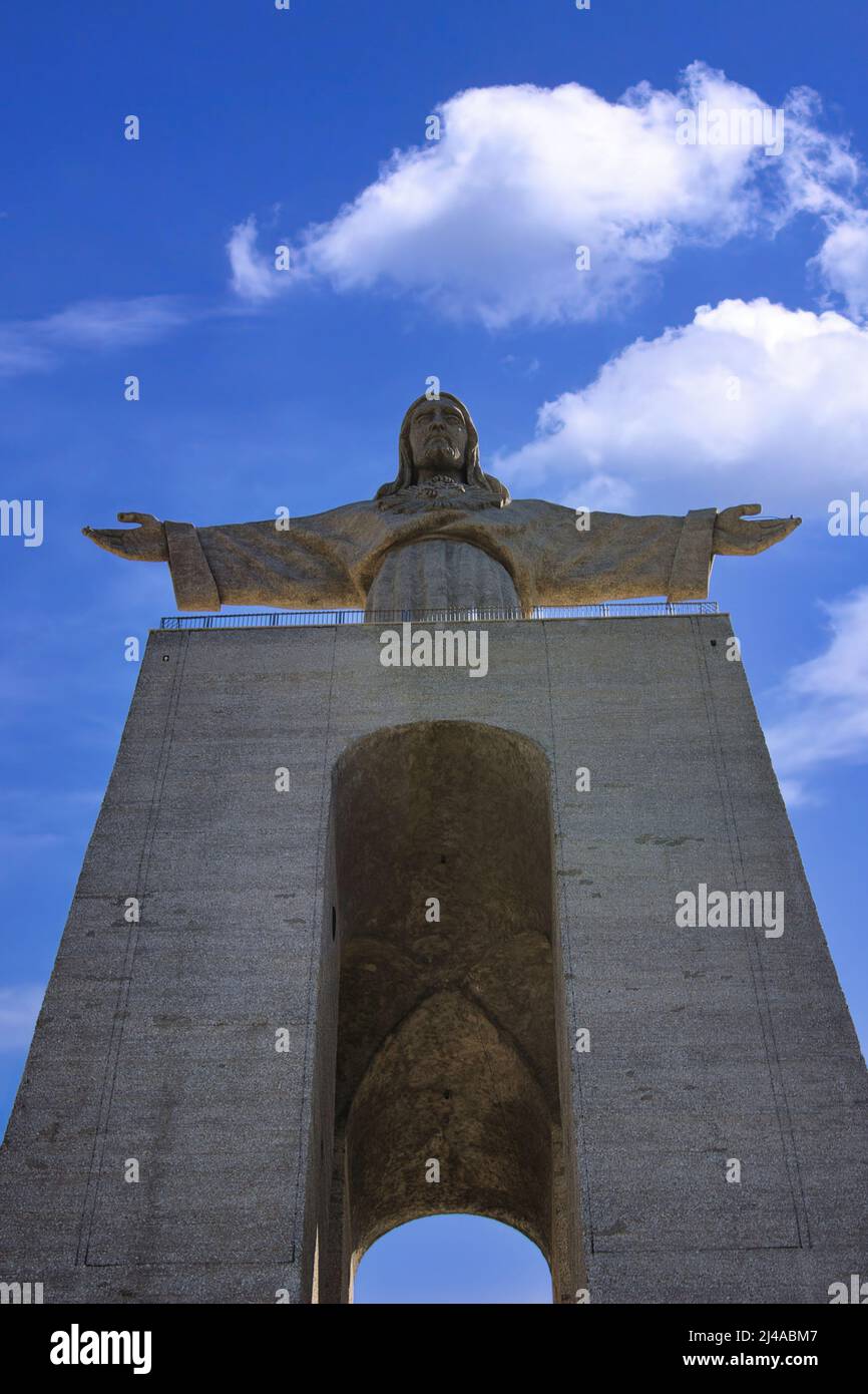 Monumento a Gesù Cristo 'Cristo-Rei' (statua di Cristo Re) vicino al 25th aprile Ponte a Lisbona, Portogallo. Foto Stock
