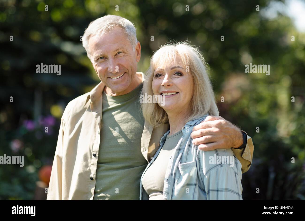 Concetto di pensionamento felice. Una coppia anziana che ama trascorrere del tempo in giardino il giorno di primavera soleggiato Foto Stock