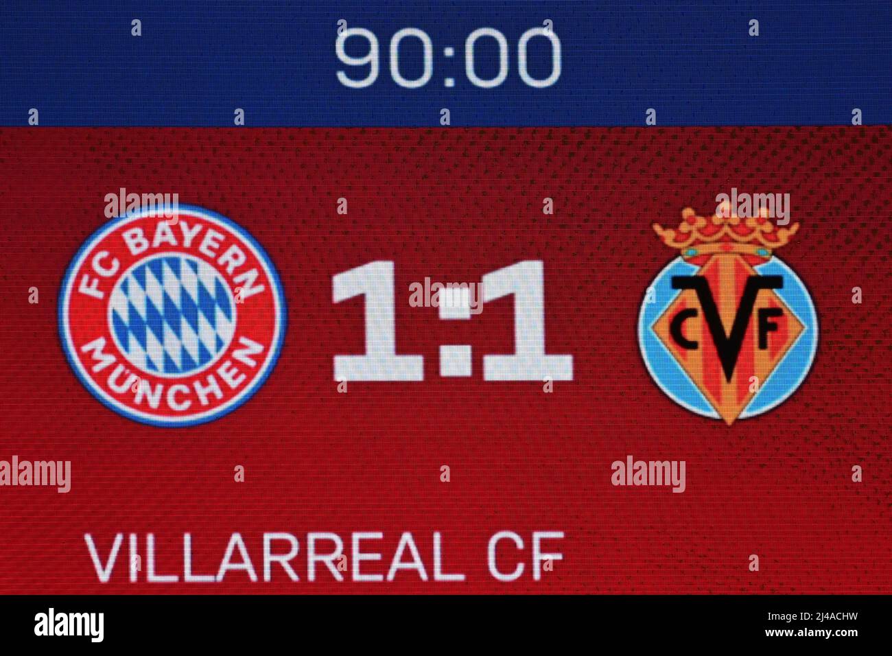 Monaco di Baviera, Germania. 12th Apr 2022. Video parete, tabellone con linea inferiore. Calcio Champions League/ Quarterfinals FC Bayern Monaco di Baviera - Villarreal CF 1-1 il 12th aprile 2022 ALLIANZARENA . Â Credit: dpa/Alamy Live News Foto Stock