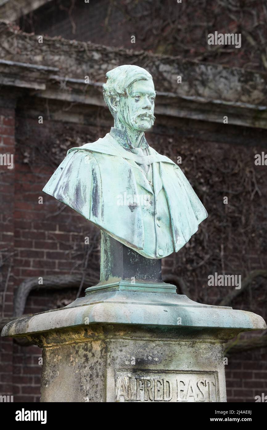 All'esterno della galleria d'arte a Kettering, Inghilterra, un busto di Alfred East, pittore. Foto Stock
