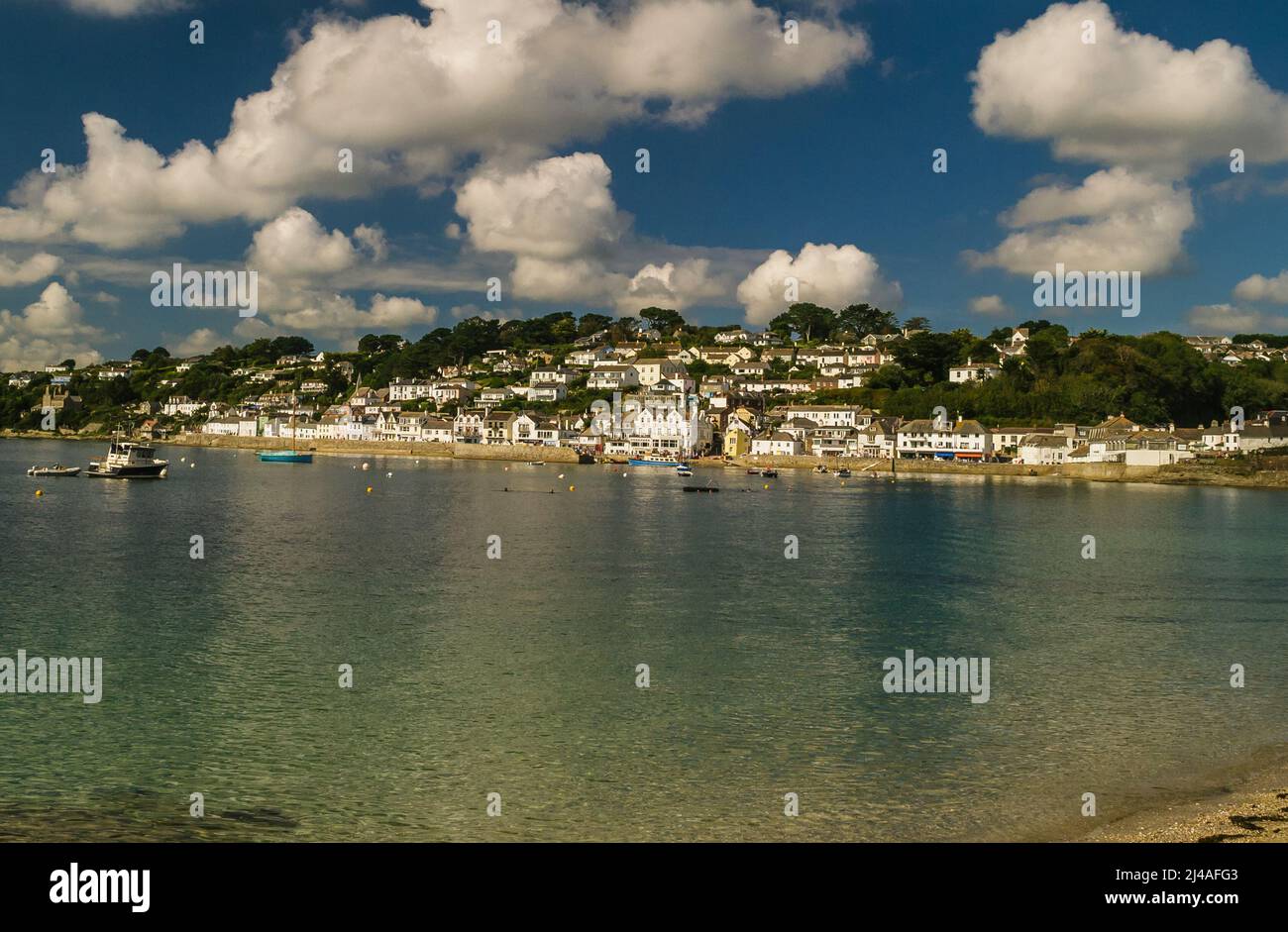 St Mawes, un villaggio sul mare in Cornovaglia. La foto mostra il lungomare, diverse barche ormeggiate nella baia e le case bianche della città. Foto Stock