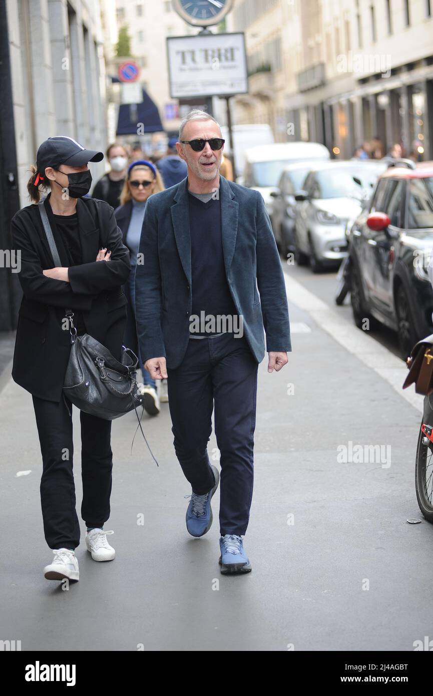 Milano, . 13th Apr 2022. Milano, 13-04-2022 Pasquale di Molfetta, meglio conosciuta come LINUS, famoso DJ della radio DEEJAY, cammina per le strade del centro con la moglie CARLOTTA MEDAS. Credit: Independent Photo Agency/Alamy Live News Foto Stock