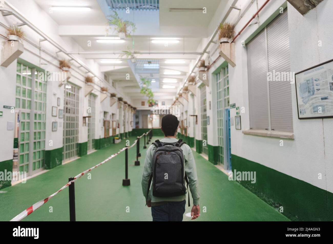 Studente che arriva alla scuola superiore, camminando attraverso i corridoi. Nuova normalità. Foto Stock