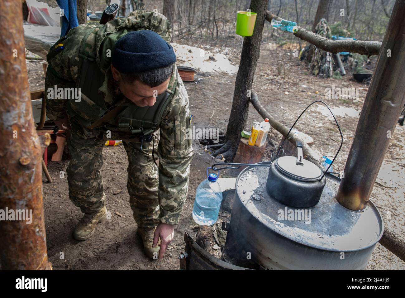 Ucraina. 12th Apr 2022. Andrew riscalda la zuppa e prepara il pranzo per i suoi compagni. Mentre la Russia si ritirò dall'Oblast di Kiev, e ora concentra l'offensiva nella parte orientale dell'Ucraina, Alexander (48), Sergey (42), Andrew (41), Oleg (31) e il loro battaglione potrebbero inviare nella parte orientale dell'Ucraina in pochi giorni per unirsi all'operazione di battaglia. (Foto di Alex Chan Tsz Yuk/SOPA Images/Sipa USA) Credit: Sipa USA/Alamy Live News Foto Stock