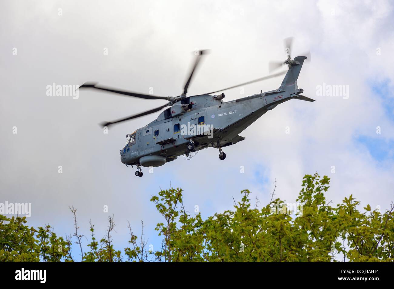 Un elicottero sottomarino Royal Navy Merlin di 820 NAS da HMS Queen Elizabeth - Maggio 2021. Foto Stock