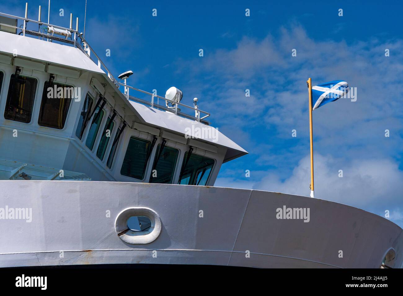 Vista del ponte e bandiera scozzese (Saltyre) del Caledonian MacBrayne traghetto Follaggan - Agosto 2019. Foto Stock