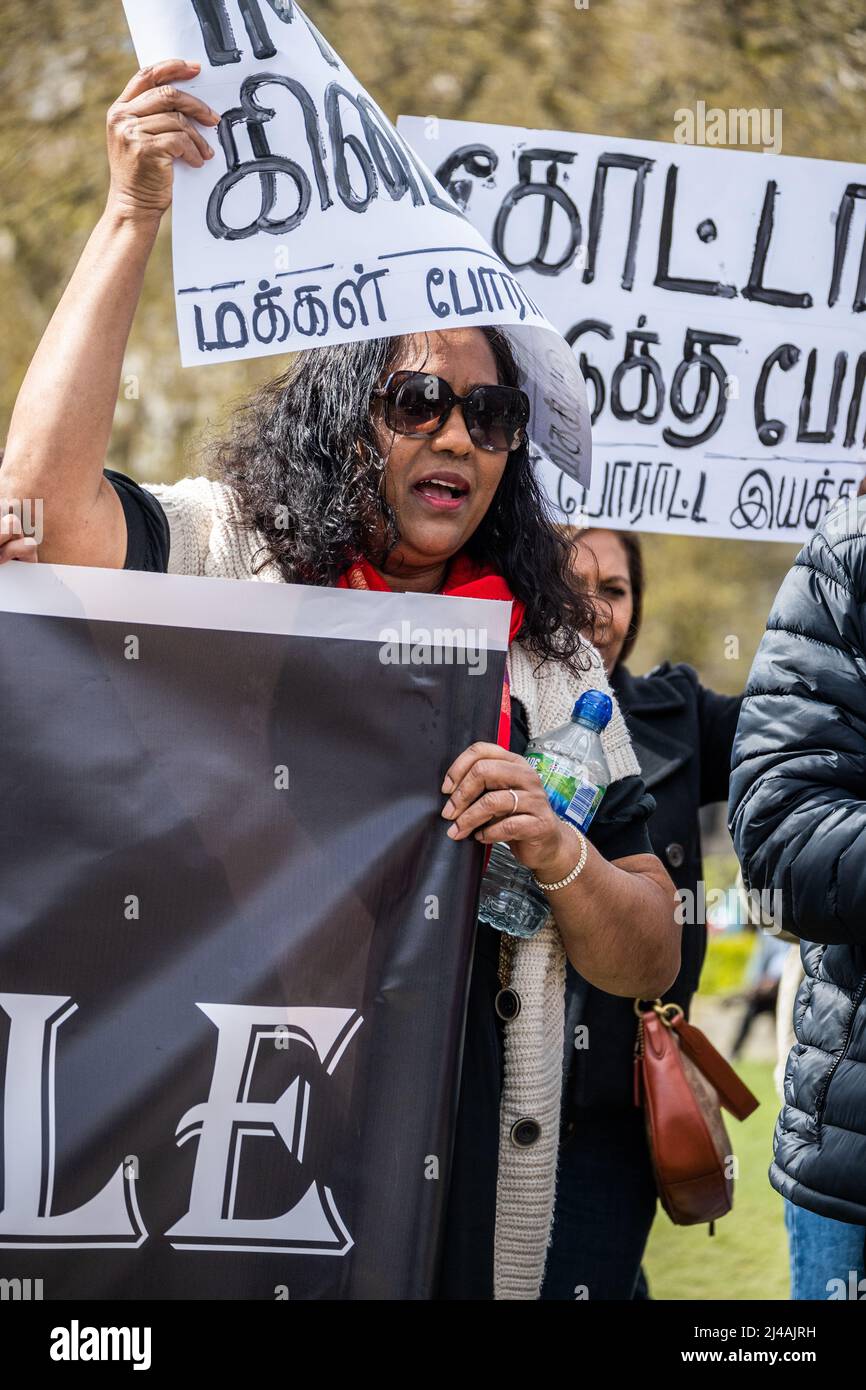 I manifestanti su Piazza del Parlamento, Londra, per il presidente Gotabaya Rajapaksa di dimorarsi come presidente dello Sri Lanka Foto Stock
