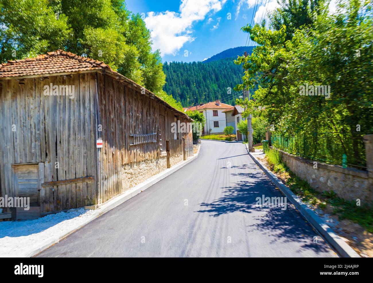 Vista sul villaggio di Yagodina (distretto Smolyan) si trova nella parte occidentale del monte Rodopi, vicino al confine con la Grecia Foto Stock