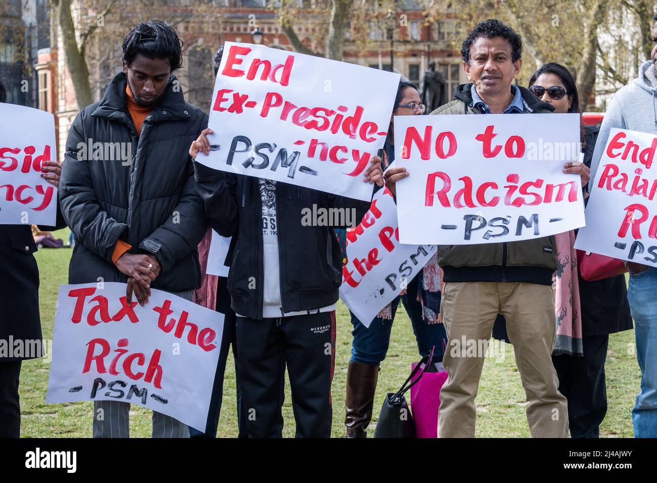 I manifestanti su Piazza del Parlamento, Londra, per il presidente Gotabaya Rajapaksa di dimorarsi come presidente dello Sri Lanka Foto Stock
