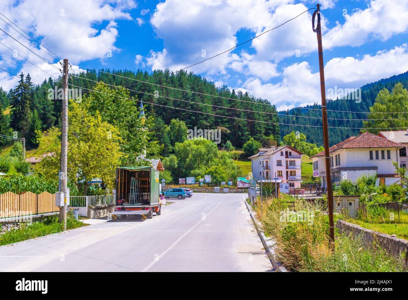 Vista sul villaggio di Yagodina (distretto Smolyan) si trova nella parte occidentale del monte Rodopi, vicino al confine con la Grecia Foto Stock