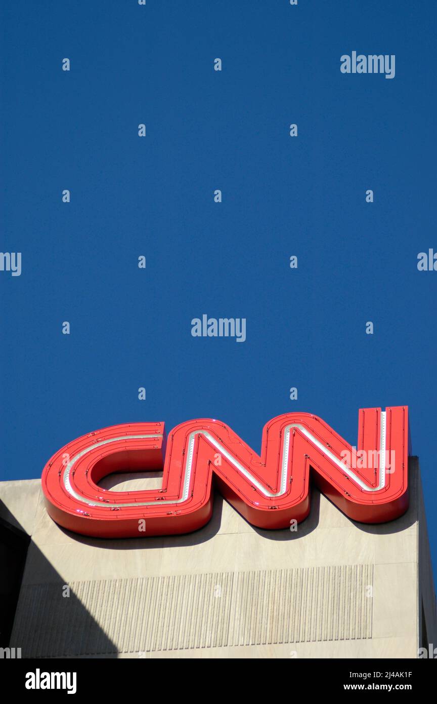 CNN, Cabel News Network, edificio ad Atlanta nel CNN Center da Olympic Centenial Park, con un senso di strada segno, Business of broadcasting in tutto il mondo di Foto Stock