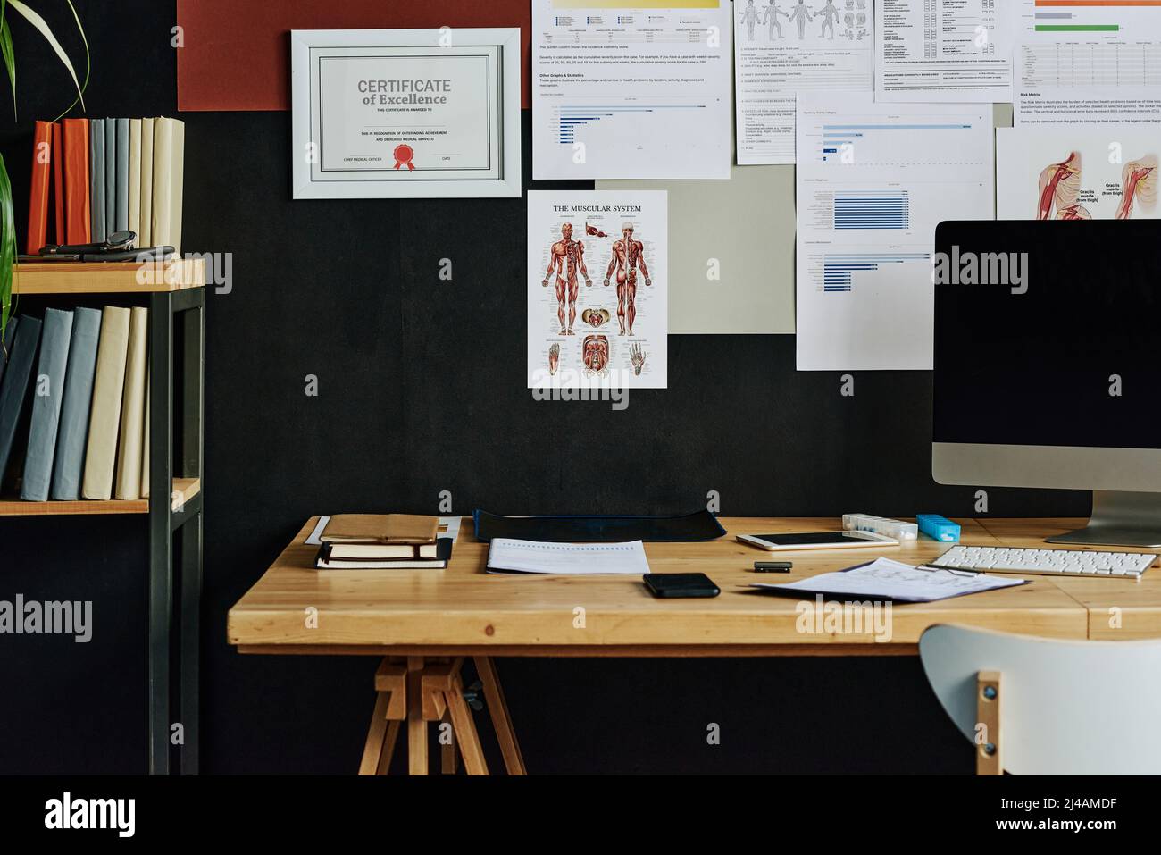 Immagine di un ambiente di lavoro vuoto con computer per il medico in un ufficio moderno Foto Stock