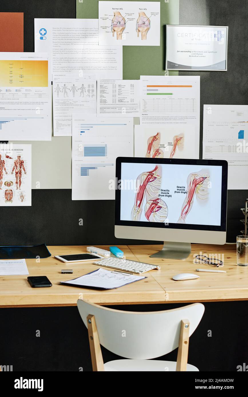 Immagine del computer con presentazione medica sul monitor per l'educazione online con poster della medicina sul muro sullo sfondo Foto Stock