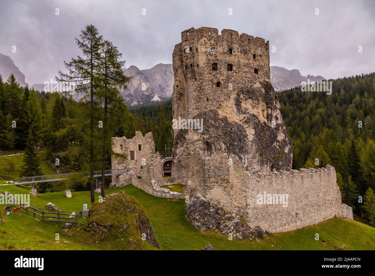 Un vecchio castello in rovina nelle Dolomiti nel Nord Italia, Europa Foto Stock