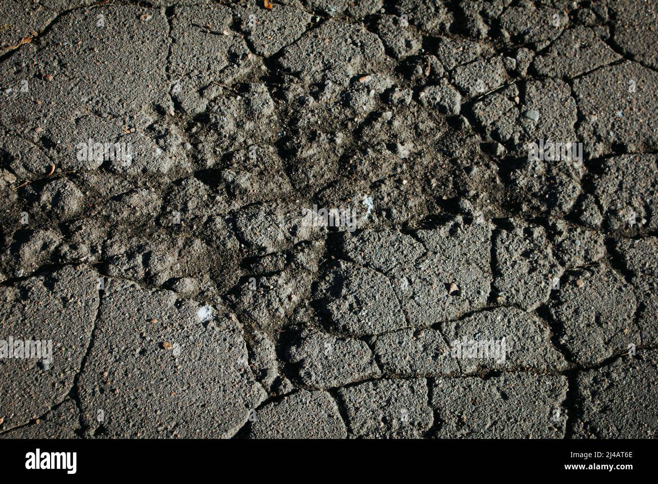 asfalto sfondo crepe rotta strada texture duro luce Foto Stock