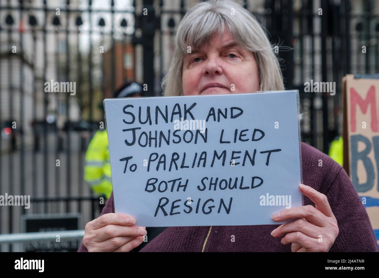 Una manciata di manifestanti è venuto fuori per mostrare il loro malcontento verso le 50 persone che hanno partecipato a varie parti al numero 10 Downing Street Foto Stock