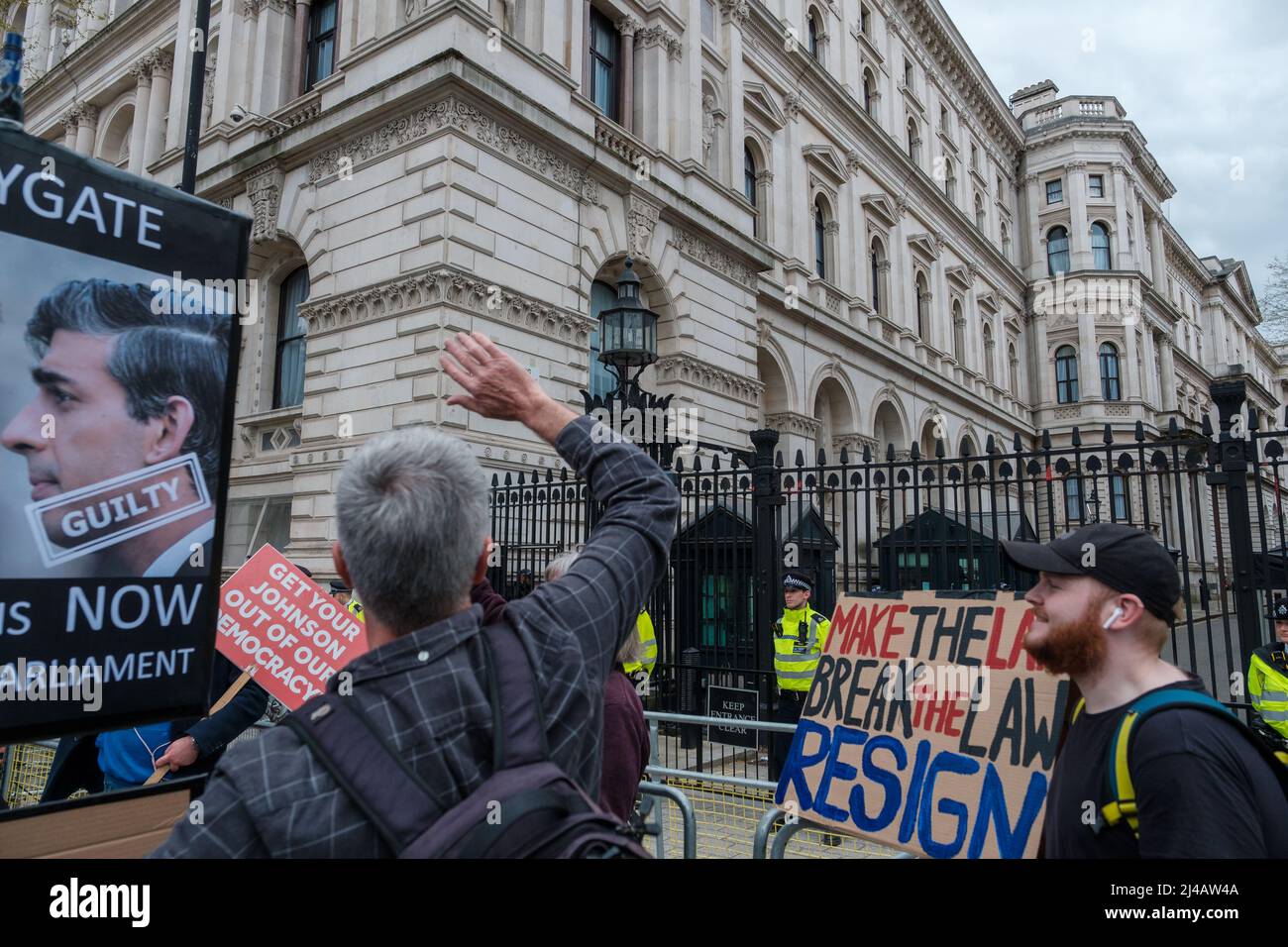 Una manciata di manifestanti è venuto fuori per mostrare il loro malcontento verso le 50 persone che hanno partecipato a varie parti al numero 10 Downing Street Foto Stock