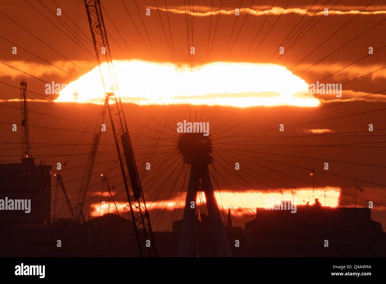 Londra, Regno Unito. 13th aprile 2022. UK Meteo: Drammatico tramonto dietro la ruota ferris del London Eye che inizia il weekend di Pasqua caldo onda. Credit: Guy Corbishley/Alamy Live News Foto Stock