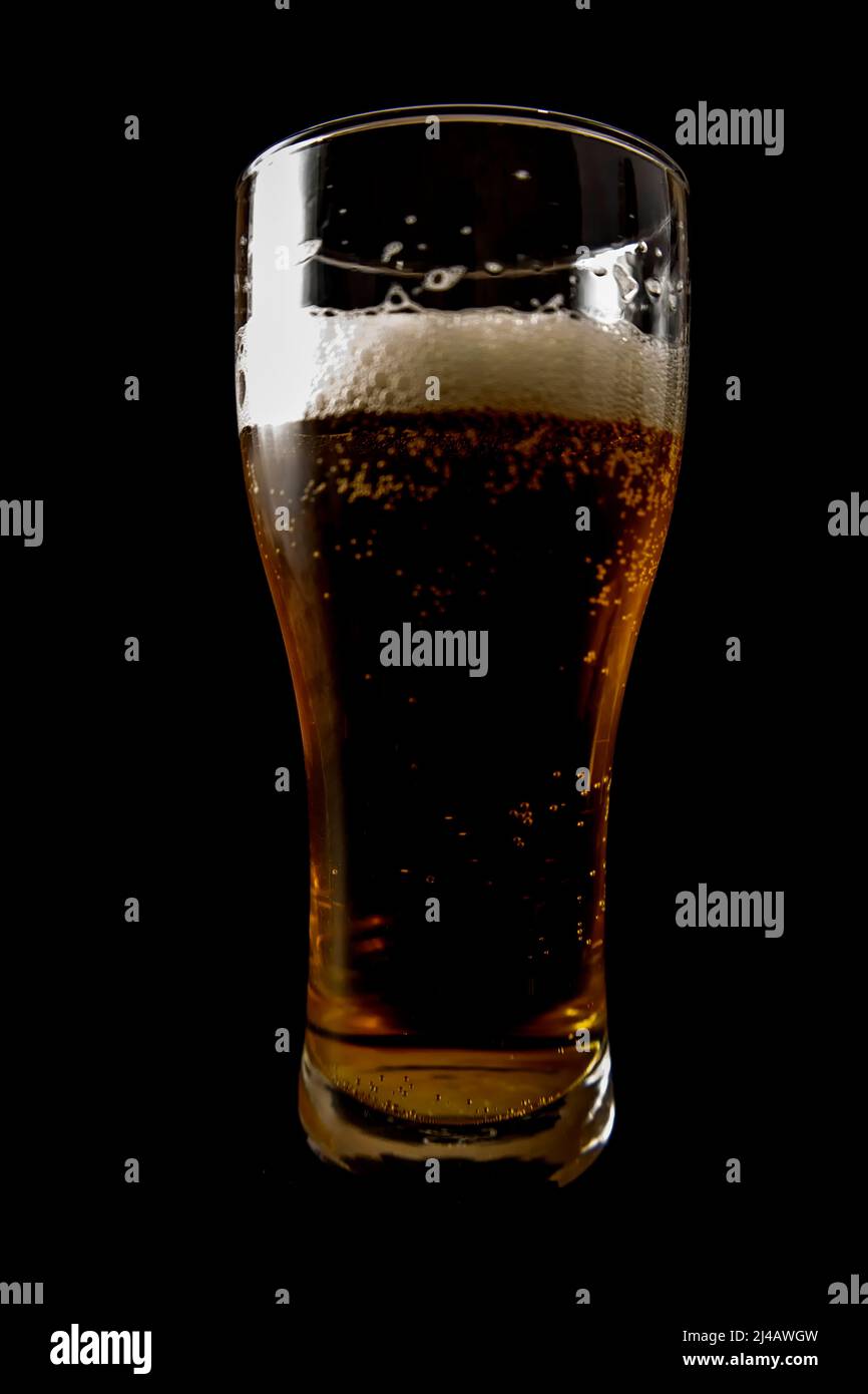 Bicchiere di birra su sfondo nero caffè di materia scura Foto Stock