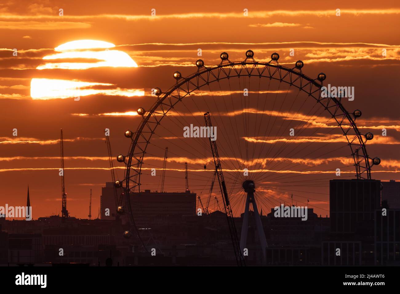 Londra, Regno Unito. 13th aprile 2022. UK Meteo: Drammatico tramonto dietro la ruota ferris del London Eye che inizia il weekend di Pasqua caldo onda. Credit: Guy Corbishley/Alamy Live News Foto Stock