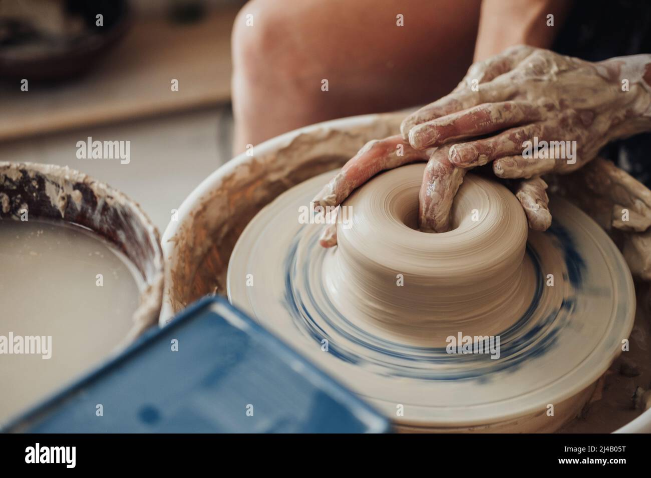 Primo piano di Potter Master al lavoro in Clay Studio, processo fatto a mano su una ruota di ceramica Foto Stock