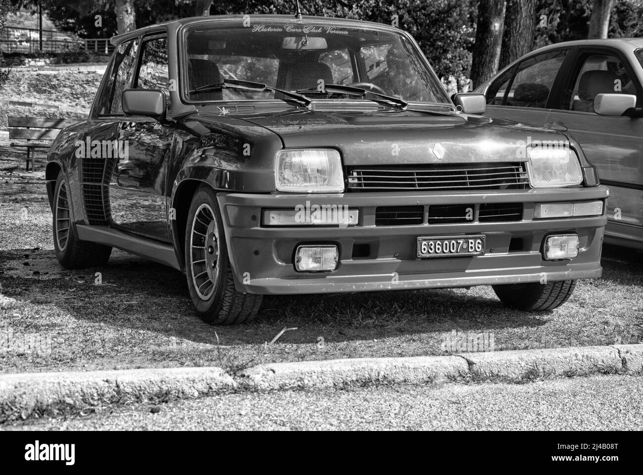 ITALIA , BARDOLINO - 10 APRILE 2022 : rally auto da corsa vecchie RENAULT 5 GT TURBO Foto Stock