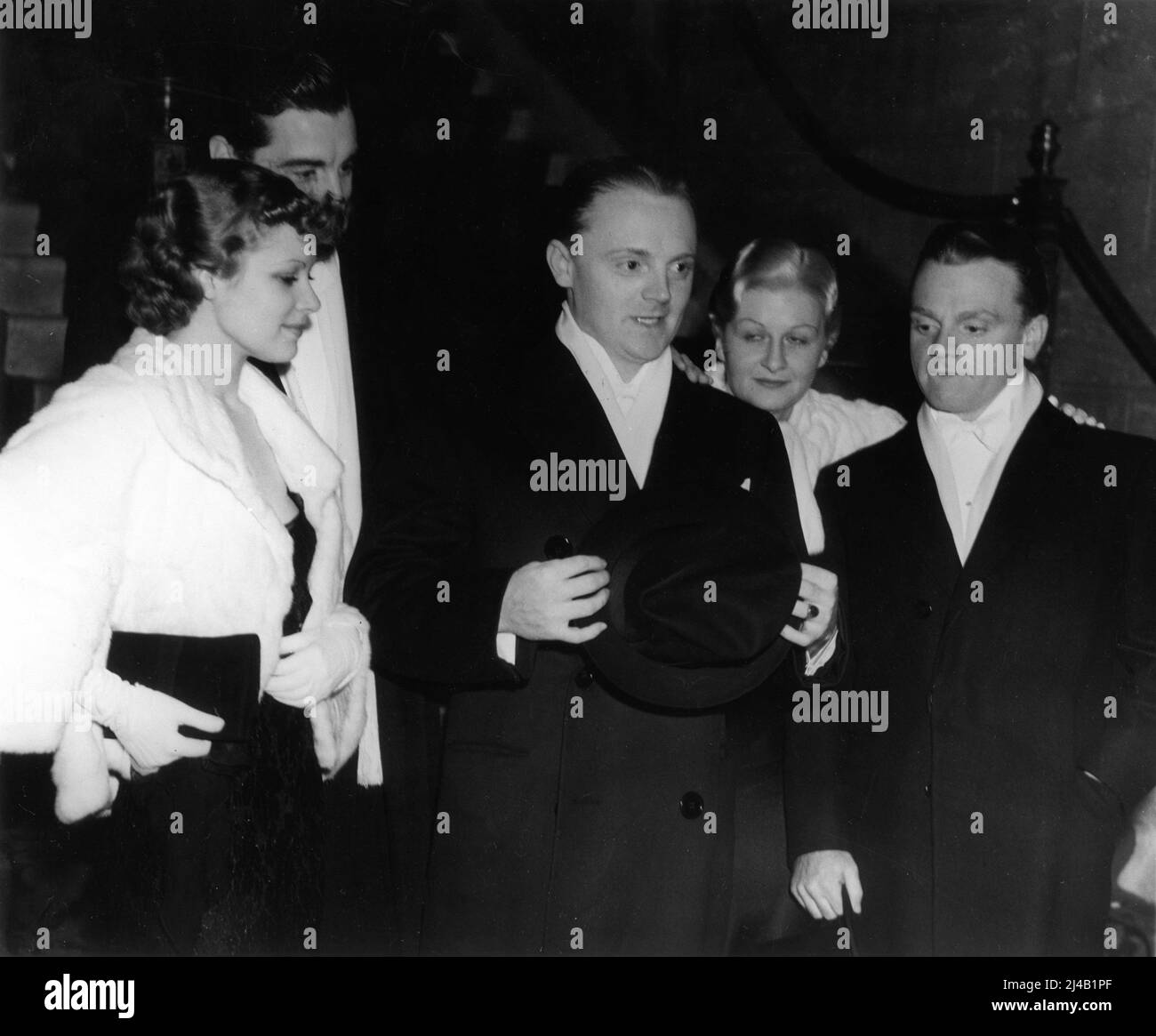 STIVALI MALLORY e suo marito WILLIAM CAGNEY e JAMES CAGNEY e sua moglie BILLIE / FRANCES CAGNEY con PHIL REGAN parzialmente oscurato arrivare a Warner Bros. Sales Banquet a Hollywood nel 1934 Foto Stock