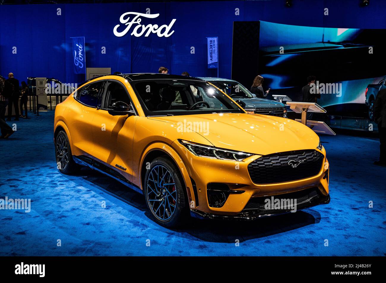 New York, Stati Uniti. 13th Apr 2022. La Ford Mustang Mach-e GT 2021 al New York International Auto Show. Credit: SOPA Images Limited/Alamy Live News Foto Stock