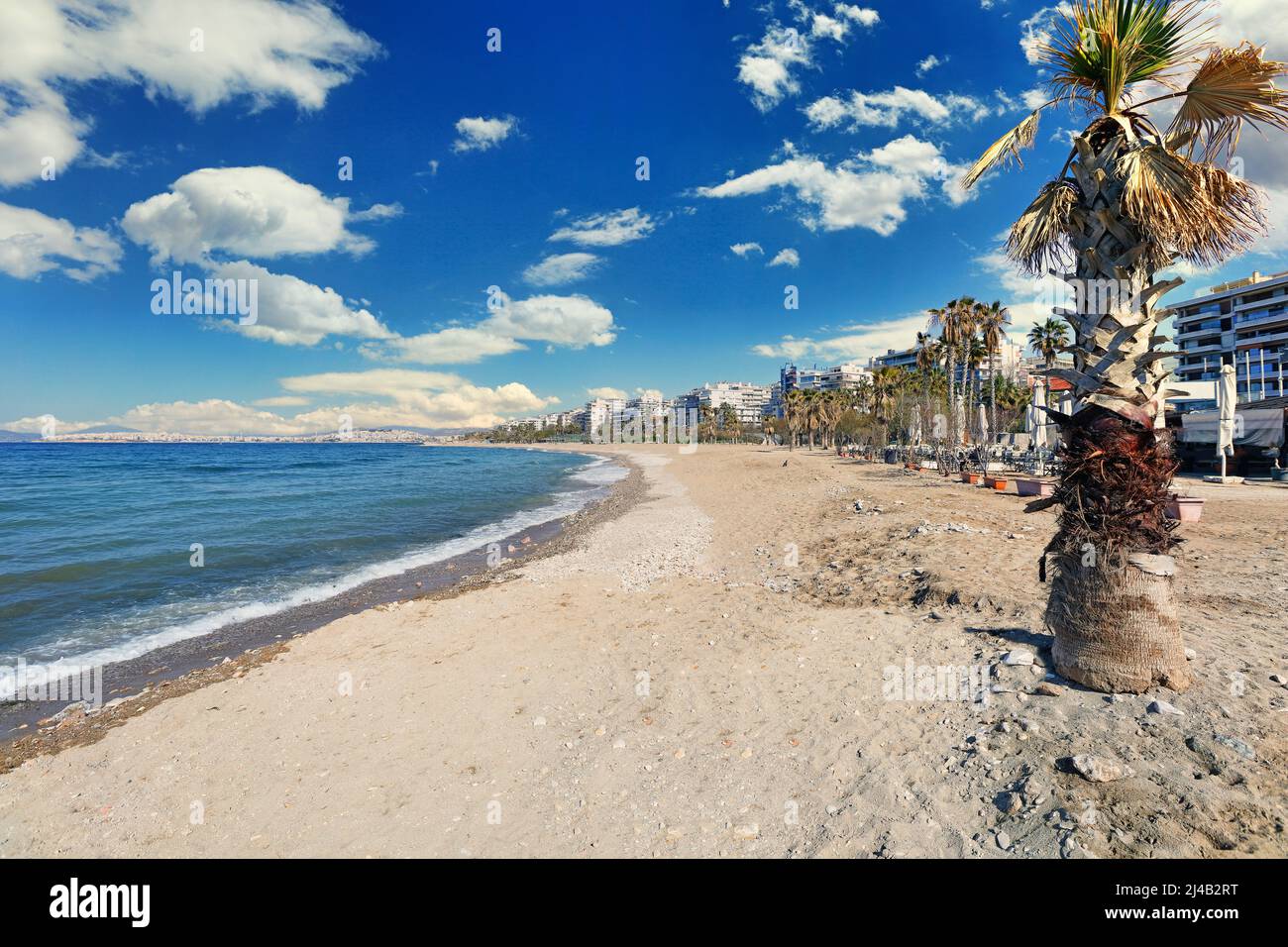 La spiaggia di Batis e la spiaggia di Edem si trovano lungo la costa di Paleon Faliron vicino ad Atene, Grecia Foto Stock
