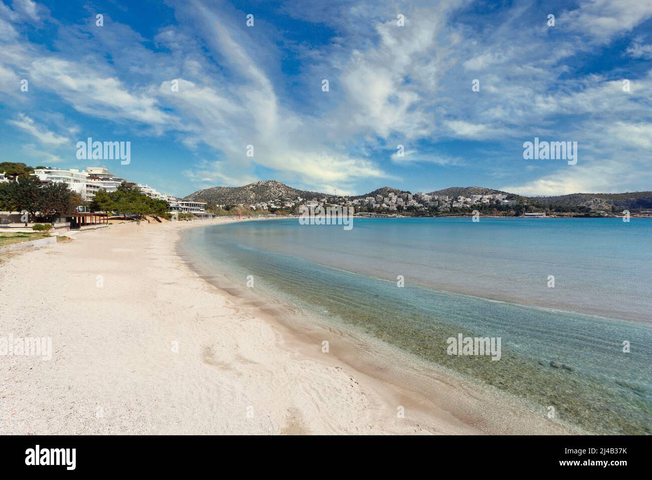 Vouliagmeni è la spiaggia più famosa della Riviera Ateniana, in Grecia Foto Stock