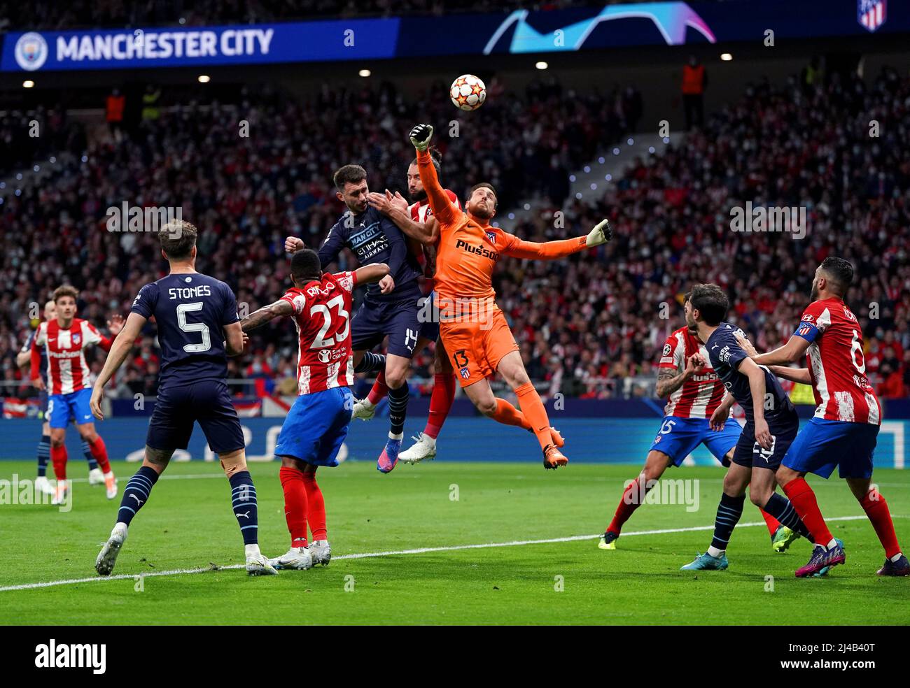 L'Aymeric Laporte di Manchester City (al centro a sinistra) e il portiere dell'Atletico Madrid Jan Oblak combattono per la palla durante la finale del quarto della UEFA Champions League, seconda partita al Wanda Metropolitano Stadium di Madrid. Data foto: Mercoledì 13 aprile 2022. Foto Stock